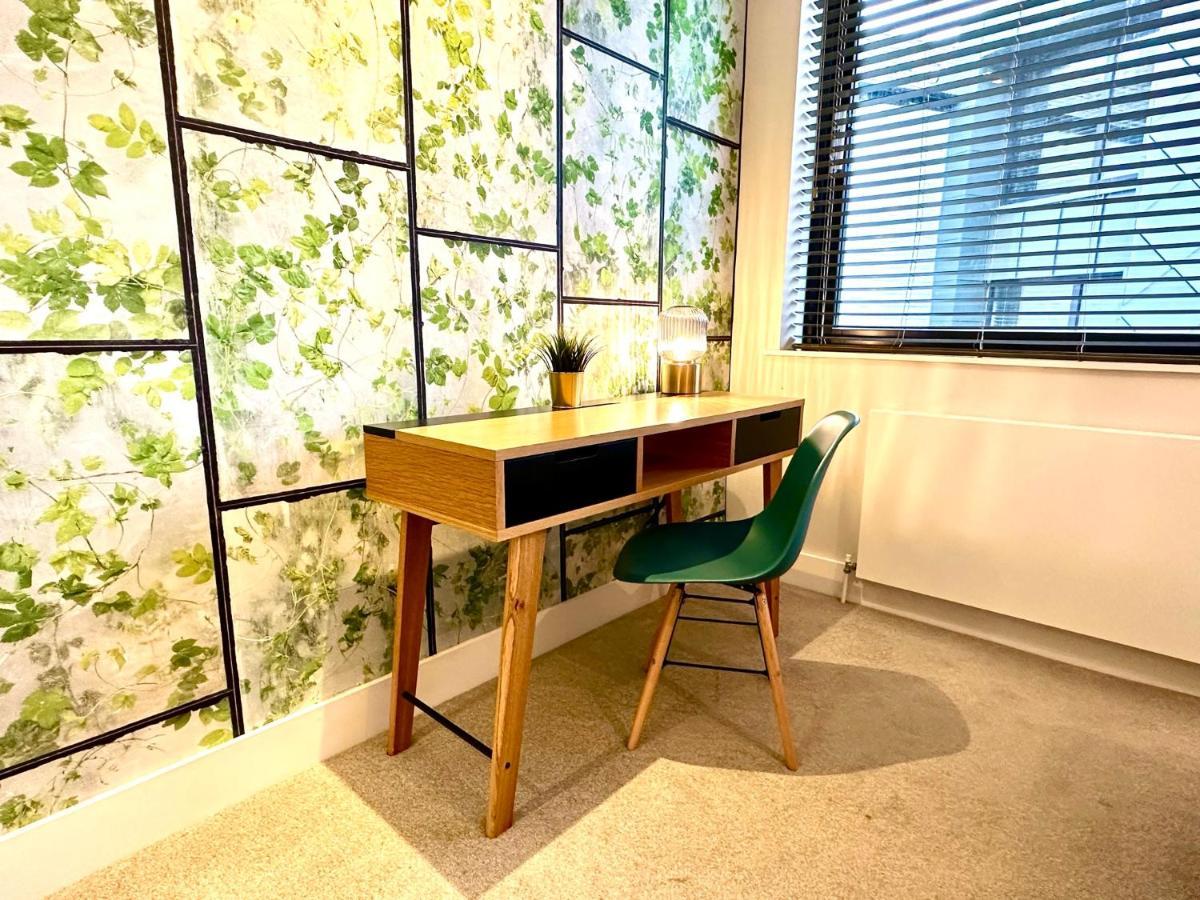 Beautiful New 2 Bedroom Apartment - Next To The Beach - Great Location - Free Parking - Fast Wifi - Smart Tv - Sleeps Up To 4! Close To Purbeck, Corfe Castle, Sandbanks, Poole & Bournemouth Swanage Bagian luar foto